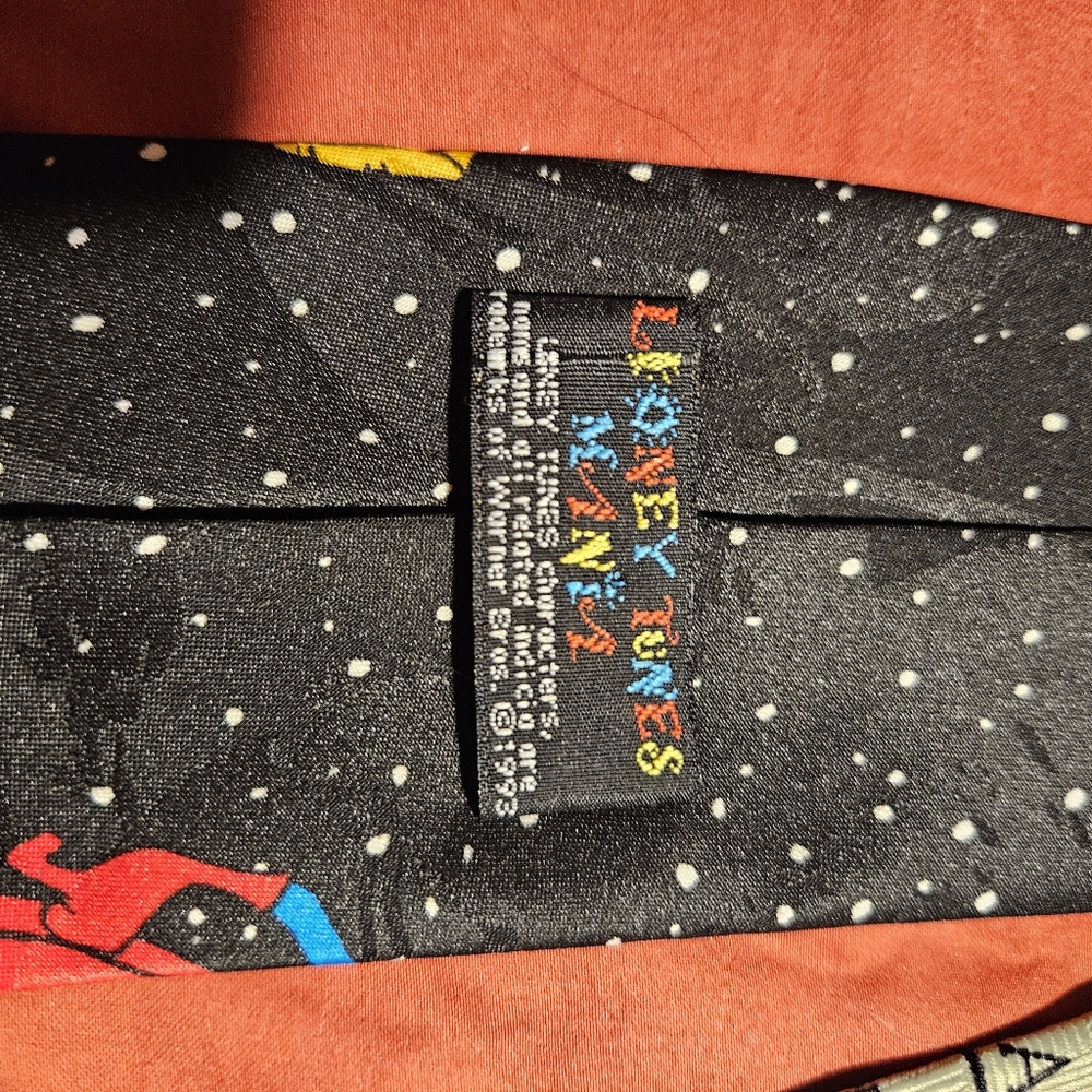 2 Looney Tunes ties Taz and Bugs - Picture 2 of 3